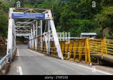 Ponte d'acciaio sul fiume la Vieja, strada, Alcala, Valle de Cauca, Colombia Foto Stock
