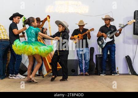 Coppia di ballerini al Floklereabend, ragazzo, ragazza, band musicale, la Macarena, Colombia Foto Stock