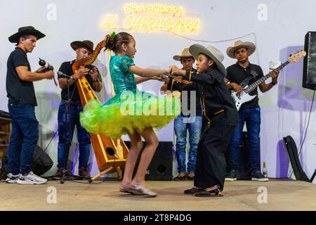 Coppia di ballerini al Floklereabend, ragazzo, ragazza, band musicale, la Macarena, Colombia Foto Stock