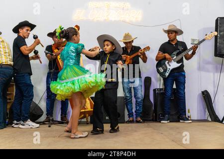 Coppia di ballerini al Floklereabend, ragazzo, ragazza, band musicale, la Macarena, Colombia Foto Stock