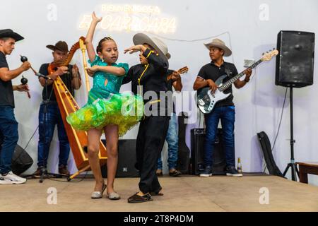 Coppia di ballerini al Floklereabend, ragazzo, ragazza, band musicale, la Macarena, Colombia Foto Stock