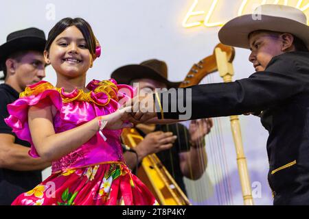 Coppia di ballerini al Floklereabend, ragazzo, ragazza, band musicale, la Macarena, Colombia Foto Stock