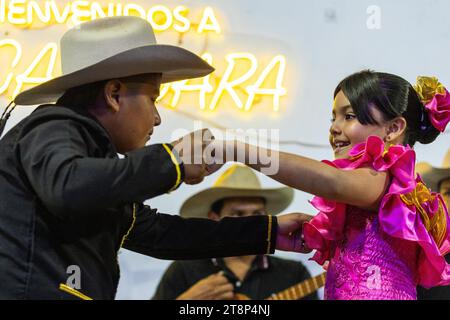 Coppia di ballerini al Floklereabend, ragazzo, ragazza, band musicale, la Macarena, Colombia Foto Stock