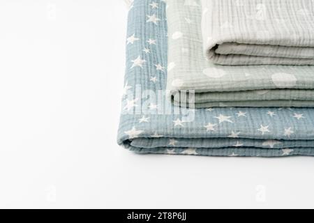 Tre coperte di cotone piegate su sfondo bianco Foto Stock