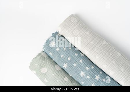 Tre coperte di moschettone arrotolate su fondo bianco Foto Stock