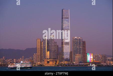 L'ICC International Commerce Centre e il nuovissimo museo M+ di cultura visiva di Hong Kong, Victoria Harbour, Hong Kong, Cina. Foto Stock