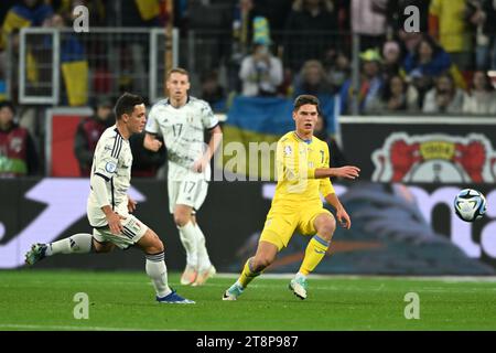 Leverkusen, Germania. 20 novembre 2023. Georgiy Sudakov (Ucraina)Giacomo Raspadori (Italia) durante la partita UEFA 'European Qualifier 2023-2024' tra Ucraina 0-0 Italia al BayArena Stadium il 20 novembre 2023 a Leverkusen, Germania. Credito: Maurizio Borsari/AFLO/Alamy Live News crediti: Aflo Co.. Ltd./Alamy Live News Foto Stock