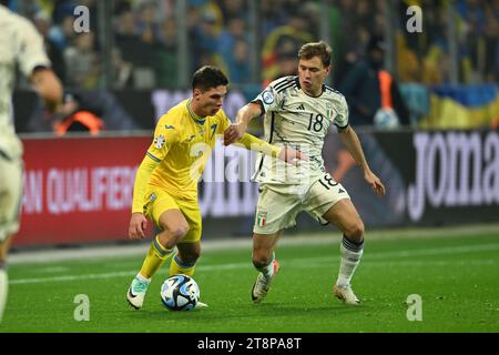 Leverkusen, Germania. 20 novembre 2023. Georgiy Sudakov (Ucraina)Nicolo Barella (Italia) durante la partita UEFA 'European Qualifier 2023-2024' tra Ucraina 0-0 Italia allo Stadio BayArena il 20 novembre 2023 a Leverkusen, Germania. Credito: Maurizio Borsari/AFLO/Alamy Live News crediti: Aflo Co.. Ltd./Alamy Live News Foto Stock