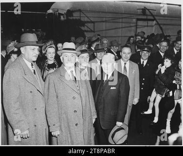 Vice presidente eletto Alben W. Barkley in piedi con diverse persone non identificate. Barkley era appena tornato a... - Foto Stock