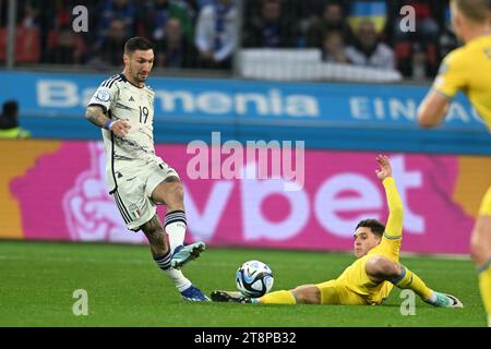 Leverkusen, Germania. 20 novembre 2023. Matteo Politano (Italia)Georgiy Sudakov (Ucraina) durante la partita UEFA 'European Qualifier 2023-2024' tra Ucraina 0-0 Italia allo Stadio BayArena il 20 novembre 2023 a Leverkusen, Germania. Credito: Maurizio Borsari/AFLO/Alamy Live News crediti: Aflo Co.. Ltd./Alamy Live News Foto Stock