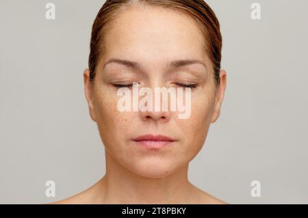 Donna caucasica di mezza età di 40 anni con occhi chiusi Foto Stock