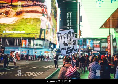 Denuncia di guerra a Time Square. 'Stop Proxy Warm.' Foto Stock