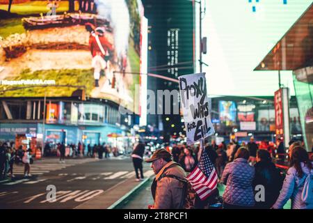 Denuncia di guerra a Time Square. 'Stop Proxy Warm.' Foto Stock