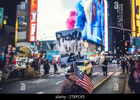 Denuncia di guerra a Time Square. 'Stop Proxy Warm.' Foto Stock