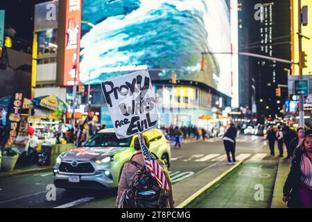 Denuncia di guerra a Time Square. 'Stop Proxy Warm.' Foto Stock