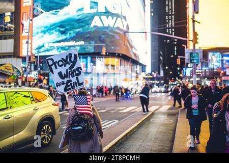 Denuncia di guerra a Time Square. 'Stop Proxy Warm.' Foto Stock