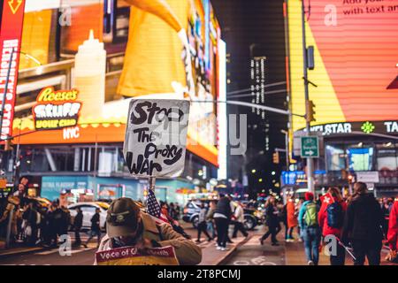 Denuncia di guerra a Time Square. 'Stop Proxy Warm.' Foto Stock