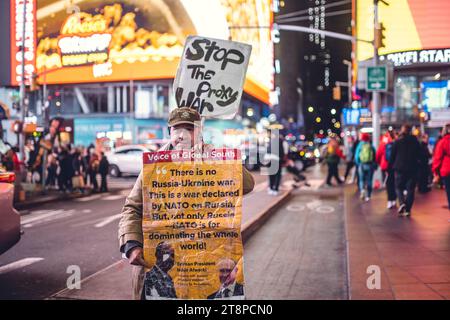 Denuncia di guerra a Time Square. 'Stop Proxy Warm.' Foto Stock