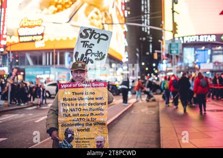 Denuncia di guerra a Time Square. 'Stop Proxy Warm.' Foto Stock