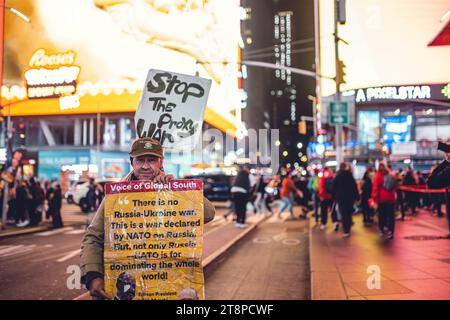 Denuncia di guerra a Time Square. 'Stop Proxy Warm.' Foto Stock