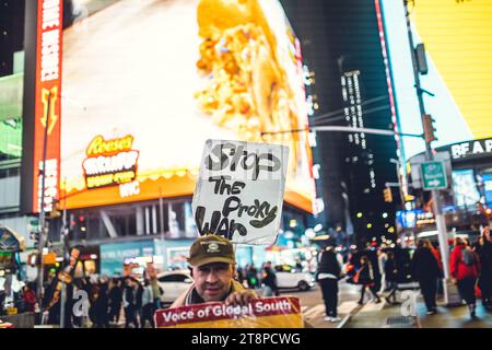 Denuncia di guerra a Time Square. 'Stop Proxy Warm.' Foto Stock