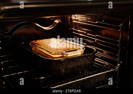 La torta è preparata in un forno elettrico in bagno d'acqua Foto Stock