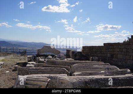 Bergama, situata nella provincia di Smirne, nella Turchia occidentale, è famosa per il suo cotone, l'oro e i tappeti squisiti. Un tempo nucleo culturale di Pergamo in epoca greca e romana, la ricca miniera di antiche rovine di questa città rimane un'attrazione importante per i turisti. In particolare, il suo famoso Tempio ha trovato una nuova sede nel Museo di Pergamo a Berlino, in Germania. Bergama vanta notevoli rovine come il santuario di Asclepio, un tempio di dio curativo, un teatro greco e il complesso della basilica rossa ('Kizil Avlu' in turco) Foto Stock