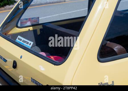 Austin Metro City 1983 - modello base beige, così essenziale che ha piastre di chiusura per le basi come specchi e luci Foto Stock