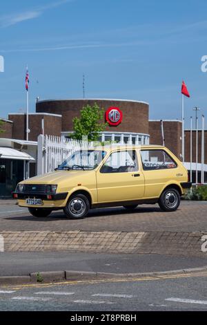 Austin Metro City 1983 - modello base beige, così essenziale che ha piastre di chiusura per le basi come specchi e luci Foto Stock