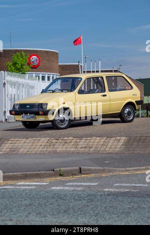 Austin Metro City 1983 - modello base beige, così essenziale che ha piastre di chiusura per le basi come specchi e luci Foto Stock