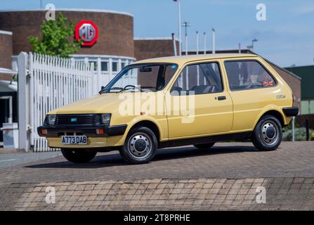 Austin Metro City 1983 - modello base beige, così essenziale che ha piastre di chiusura per le basi come specchi e luci Foto Stock