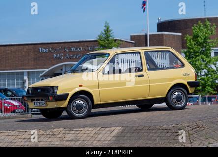 Austin Metro City 1983 - modello base beige, così essenziale che ha piastre di chiusura per le basi come specchi e luci Foto Stock