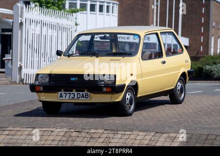 Austin Metro City 1983 - modello base beige, così essenziale che ha piastre di chiusura per le basi come specchi e luci Foto Stock