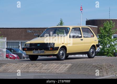 Austin Metro City 1983 - modello base beige, così essenziale che ha piastre di chiusura per le basi come specchi e luci Foto Stock