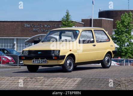 Austin Metro City 1983 - modello base beige, così essenziale che ha piastre di chiusura per le basi come specchi e luci Foto Stock