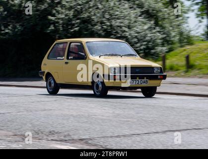 Austin Metro City 1983 - modello base beige, così essenziale che ha piastre di chiusura per le basi come specchi e luci Foto Stock