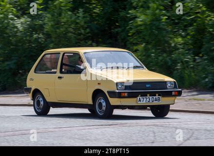 Austin Metro City 1983 - modello base beige, così essenziale che ha piastre di chiusura per le basi come specchi e luci Foto Stock