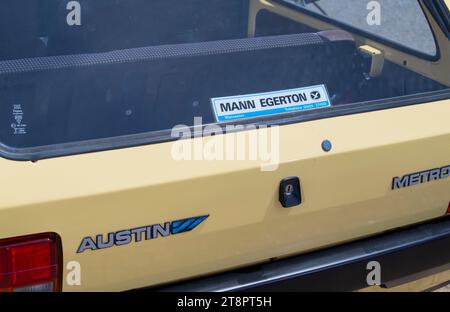 Austin Metro City 1983 - modello base beige, così essenziale che ha piastre di chiusura per le basi come specchi e luci Foto Stock