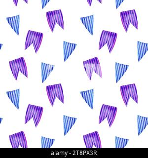 Motivo ad acquerello senza cuciture con diverse bandiere a strisce, illustrazione disegnata a mano di ghirlande di blu, bandiere viola isolate su sfondo bianco. Decorazioni Foto Stock