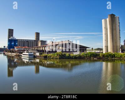 Stabilimento della birreria Labatt sul fiume Buffalo, nell'area industriale sul lungomare di Buffalo, New York, in una giornata di sole. Vista con riflesso sull'acqua. Foto Stock