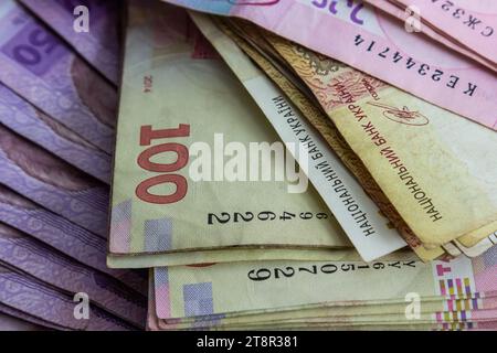 Carta moneta tagli diversi, hryvnia Ucraina in tagli 50.100, 200 hryvnie, nuova moneta, sfondo con banconote sparse. Foto Stock
