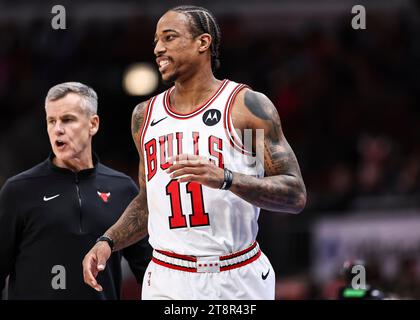 Chicago, Stati Uniti. 20 novembre 2023. DeMar DeRozan (R) dei Chicago Bulls reagisce durante la partita della stagione regolare NBA 2023-2024 tra i Miami Heat e i Chicago Bulls allo United Center di Chicago, negli Stati Uniti, il 20 novembre 2023. Crediti: Joel Lerner/Xinhua/Alamy Live News Foto Stock