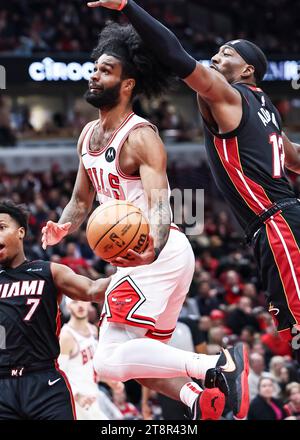 Chicago, Stati Uniti. 20 novembre 2023. Coby White (C) dei Chicago Bulls guida verso il basket durante la partita di stagione regolare NBA 2023-2024 tra i Miami Heat e i Chicago Bulls allo United Center di Chicago, negli Stati Uniti, il 20 novembre 2023. Crediti: Joel Lerner/Xinhua/Alamy Live News Foto Stock