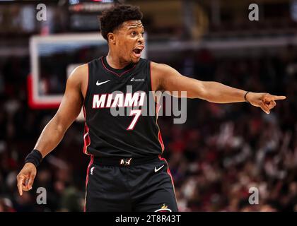 Chicago, Stati Uniti. 20 novembre 2023. Kyle Lowry dei Miami Heat si lamenta durante il match della stagione regolare NBA 2023-2024 tra i Miami Heat e i Chicago Bulls allo United Center di Chicago, negli Stati Uniti, il 20 novembre 2023. Crediti: Joel Lerner/Xinhua/Alamy Live News Foto Stock