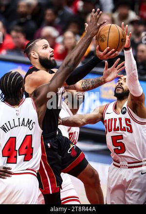 Chicago, Stati Uniti. 20 novembre 2023. Caleb Martin (C) dei Miami Heat corre verso il basket durante la partita di stagione regolare NBA 2023-2024 tra i Miami Heat e i Chicago Bulls allo United Center di Chicago, negli Stati Uniti, il 20 novembre 2023. Crediti: Joel Lerner/Xinhua/Alamy Live News Foto Stock