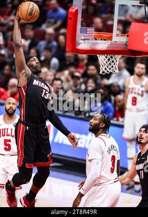 Chicago, Stati Uniti. 20 novembre 2023. BAM Adebayo (top) dei Miami Heat si alza per un colpo di fulmine durante la partita della stagione regolare NBA 2023-2024 tra i Miami Heat e i Chicago Bulls allo United Center di Chicago, negli Stati Uniti, il 20 novembre 2023. Crediti: Joel Lerner/Xinhua/Alamy Live News Foto Stock