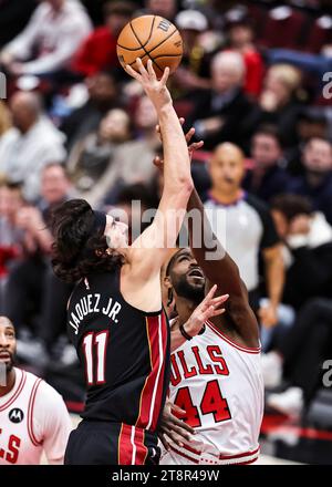 Chicago, Stati Uniti. 20 novembre 2023. Jaime Jaquez Jr. (L) dei Miami Heat si dirigono verso il basket durante la partita della stagione regolare NBA 2023-2024 tra i Miami Heat e i Chicago Bulls allo United Center di Chicago, negli Stati Uniti, il 20 novembre 2023. Crediti: Joel Lerner/Xinhua/Alamy Live News Foto Stock