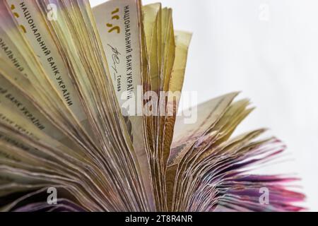 Le fatture ucraine di hryvnias si trovano isolate su fondo bianco con lo spazio della copia impilato in primo piano del ventilatore. Concetto di tempo di giorno di paga o operazioni finanziarie. Foto Stock