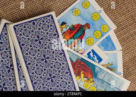 Sfondo con mucchio di carte tarocchi, il mazzo arcana maggiore. Fortuna che dice seance o rituale magico nero. Spaventate la vita ferma con occulto ed esoteri Foto Stock
