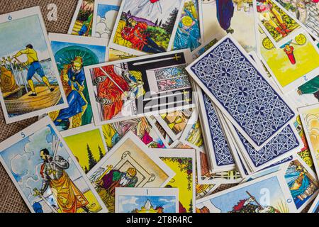Sfondo con mucchio di carte tarocchi, il mazzo arcana maggiore. Fortuna che dice seance o rituale magico nero. Spaventate la vita ferma con occulto ed esoteri Foto Stock